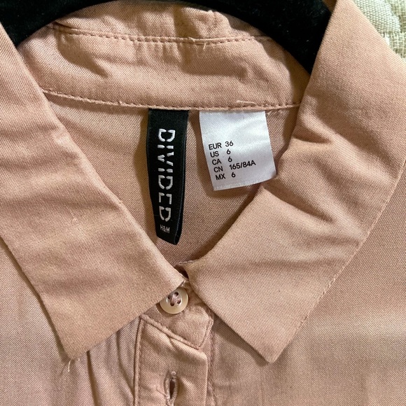 DIVIDED - H&M Women's Button Up Shirt.
Beige
Material - Cotton Long Sleeve - Picture 2 of 4